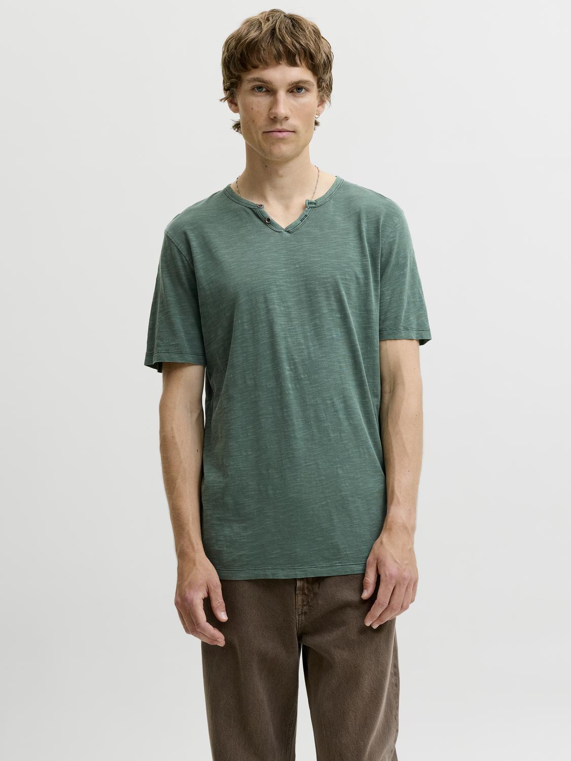 model_shot-front